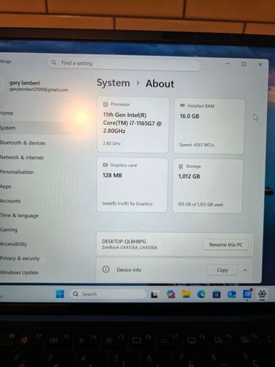Asus ZenBook i7, 11th Gen, RAM 16Gb SSD 1Tb, featuring a second screen in the track pad