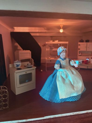 Stunning approx 140cm high 4 story extra large Georgian dolls house with contents, servants quarters and separate garage