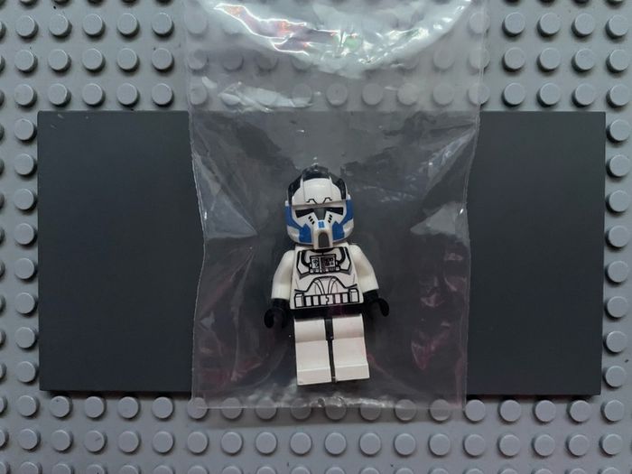 lego star wars sw0439 Clone Trooper Pilot, 501st Legion (Phase 2) minifigure- Large Eyes