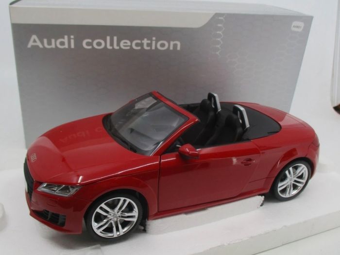 AUDI TT Roadster 2014 - Minichamps Dealer Edition 1/18 New In Box