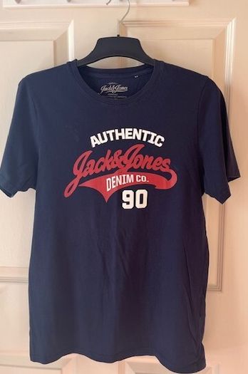 Jack & Jones T-shirt Size Small (small Adult)  DARK NAVY.  In Excellent Condition. Like New.