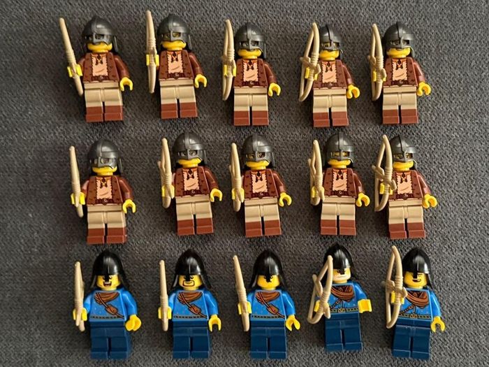 LEGO KNIGHTS : 25 Lion Soldiers vs Mercenaries and Barbarians"