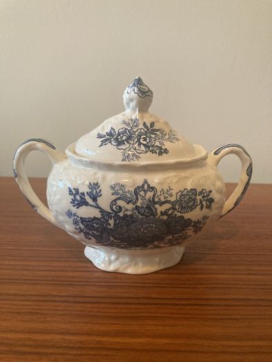 Mason "Ascot in Oak/Hanging Basket" Vintage China Lidded Sugar Bowl