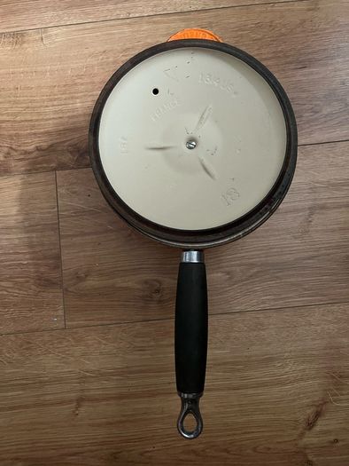 Le Creuset Cast Iron Saucepan with Wooden Handle Lovely genuine signature Volcanic colour size 18