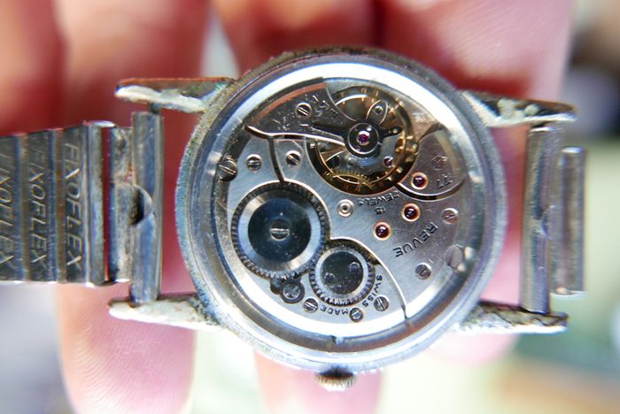 Vintage REVUE Thommen. Circa 1945..Caliber 59. Swiss Made (works ok)
