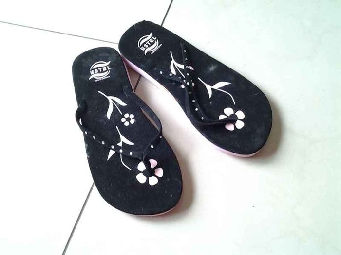 Black and Pink Flip-Flops with Diamantes;- Size 4