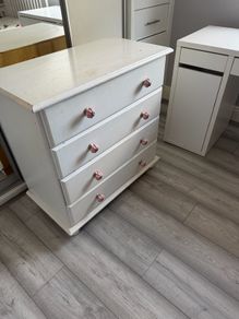chest of drawers