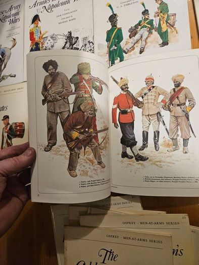 Osprey Men-at-arms Series, Published In 1974 X 15 Fabolous Military Books Plus 2 X Military  Modeling Annuals 1 &3. Plus 3 Other Military Books. All In Good Condition.  See Photos For Same.