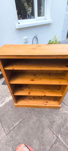 Early 20th Century, Mid 20th Century, Vintage. Solid pine bookcase, sometimes referred to as a farmhouse style dresser top, featuring an antique wax finish. H. 124 , L. 96 , D. 31.5 CM.
