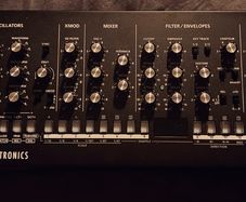 Roland SE-02 Analog Synthesiser