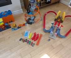 Hot Wheels car tracks and cars