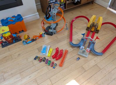Hot Wheels car tracks and cars