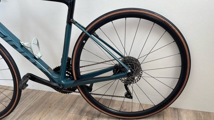 Giant defy advanced 2 carbon road bike