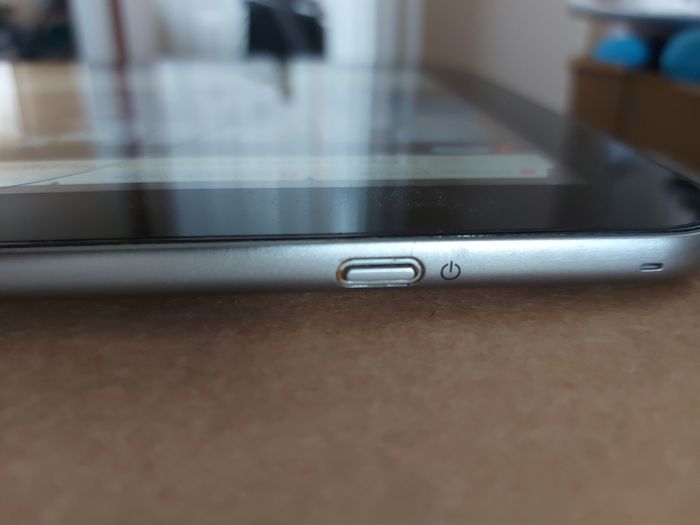 Toshiba 10.1inch Tablet, Model AT10-A, 16GB, great for internet, youtube, games, etc (Circular crack on screen)