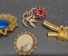 4 Brooches for a tenner