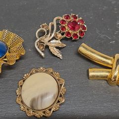 4 Brooches for a tenner