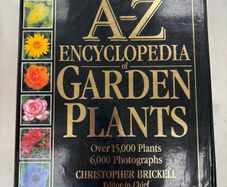 The Royal Horticultural Society (RHS) A-Z Encyclopedia of Garden Plants (Hardback)