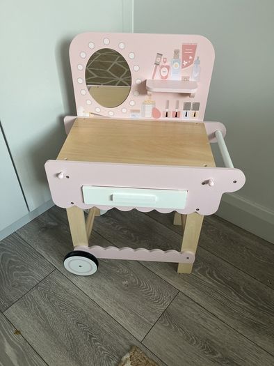girls vanity