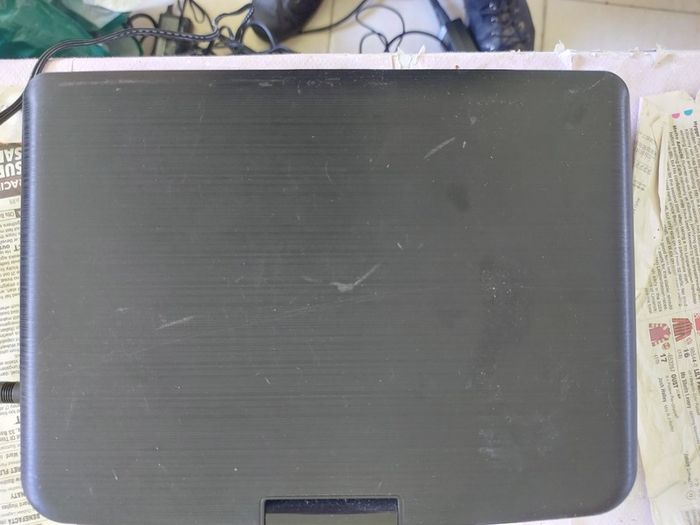 5 Portable DVD Players, all working, but no charges for them, all in very good condition