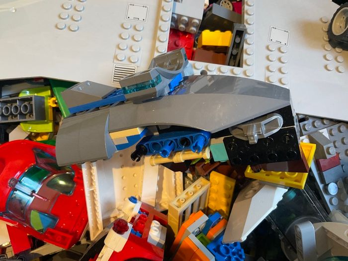 Lego - 5kg of Lego pieces contained in a treasure chest