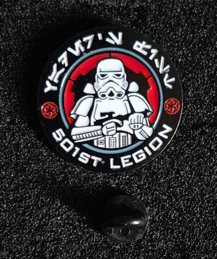 Star wars , pin back badges.