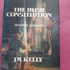 Hardback Book On The Irish Constitution  Second Edition  1984 By J.m.kelly In Great Condition  !  Over 700 + Pages