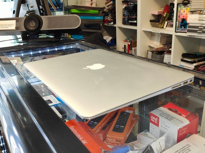 Apple Macbook Air (13"/ Early 2014) 1.7 GHz Intel Core i7 8GB RAM 256GB SSD macOS Big Sur Battery Cycle: 543