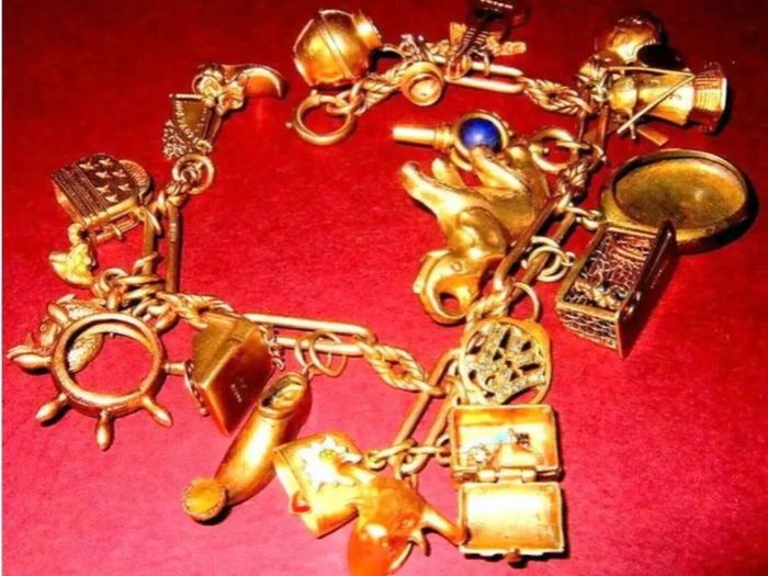 Gold Charm Bracelet/Dutch Diamonds/Vale Charms
