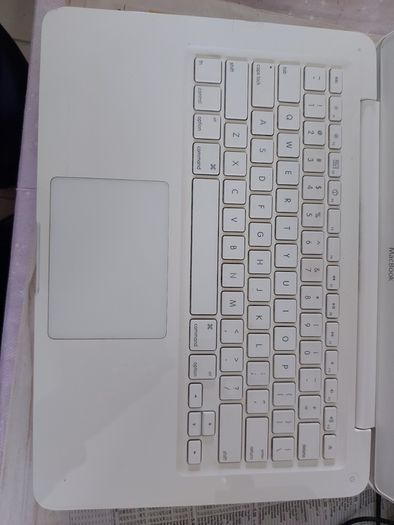 Vintage Apple MacBOOK, account password locked, in excellent cosmetic condition, excellent Battery