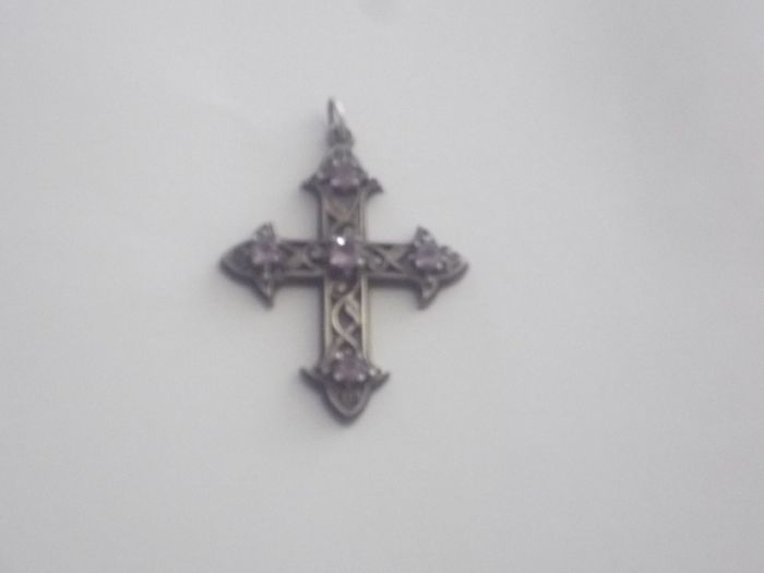 a vintage  solid silver cross penden  with 5 pink stones on it