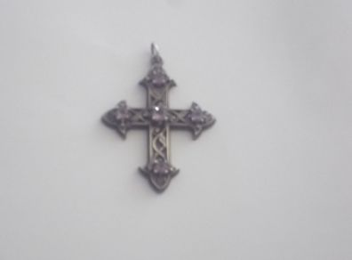 a vintage  solid silver cross penden  with 5 pink stones on it