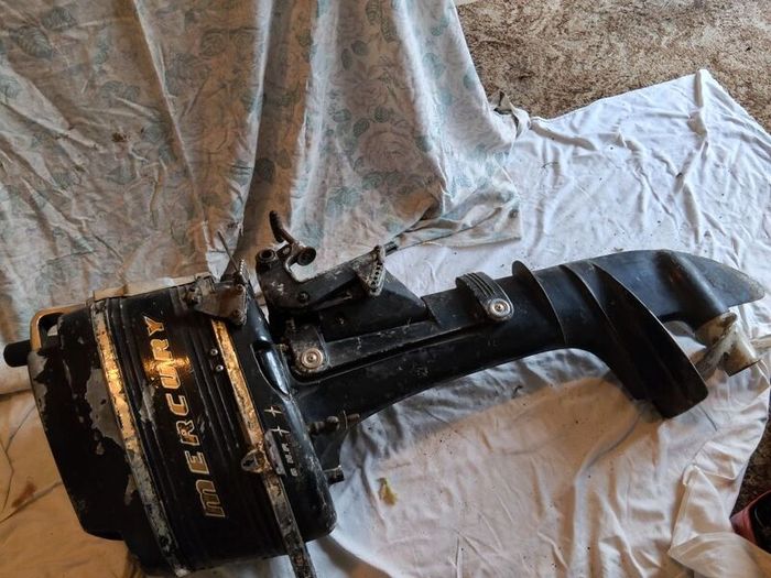 Vintage Mercury Outboard Motor 6hp and Mercury Fuel Tank