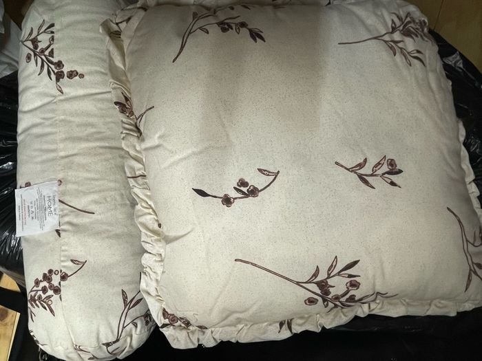 Beautiful King Size Bed Spread and two matching cushions and Pillow covers