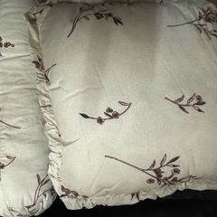 Beautiful King Size Bed Spread and two matching cushions and Pillow covers