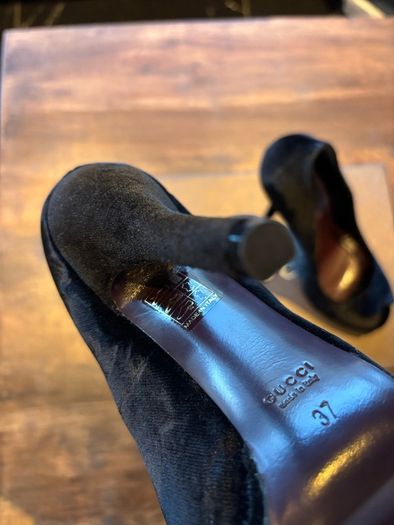 100% Authentic Gucci black velvet peep-toe pumps. Brand New Heels