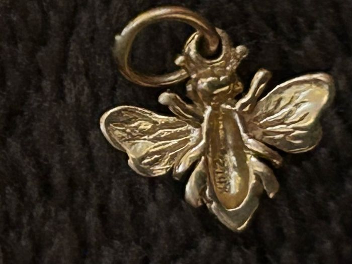 14k solid yellow gold (stamped) bee charm