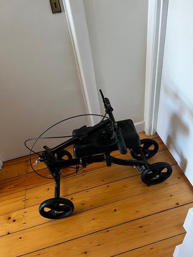Knee Scooter: dual brakes, foldable, indoor or outdoor use