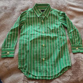boys green GAP shirt