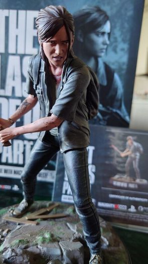 Dark Horse The Last of Us Part II Ellie Statue