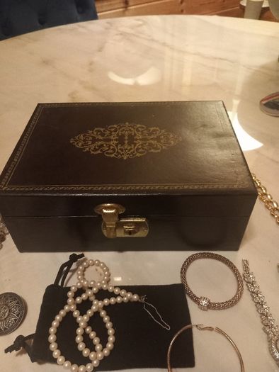 Jewellery box plus contents, D18 post 10e