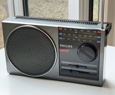 Vintage Philips Portable FM MW LW Radio