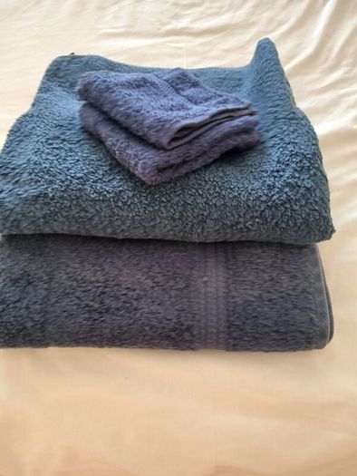 2 x bath towels. 2 x facecloths. Navy. Cotton.