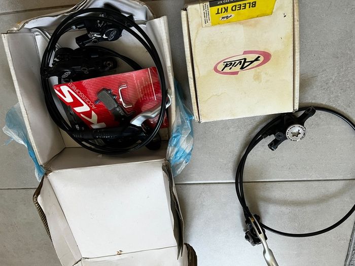 Avid Juicy brake set + Avid bleed kit + extra Quad front brake