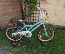 Children's bike with stabilisers