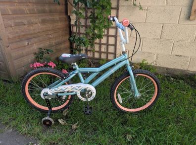 Children's bike with stabilisers