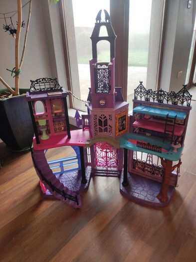 Monster High dollhouse