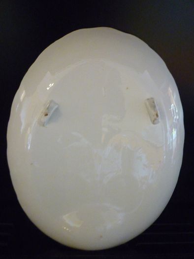 1930's Irish Serving Resting Table Plate to suit size of Chicken, Duck, Guiney Fowl, Roast- Very Good Vintage Condition.