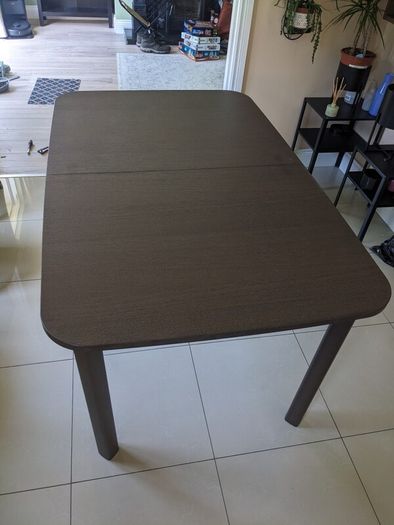 Extendable kitchen table