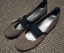 Ladies Shoes Size: 7