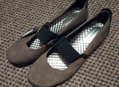Ladies Shoes Size: 7